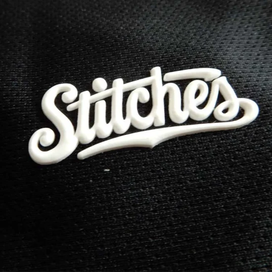 Etiqueta de ropa de transferencia de calor de silicona de caucho 3D con logotipo de marca con efecto elevado 3D personalizado